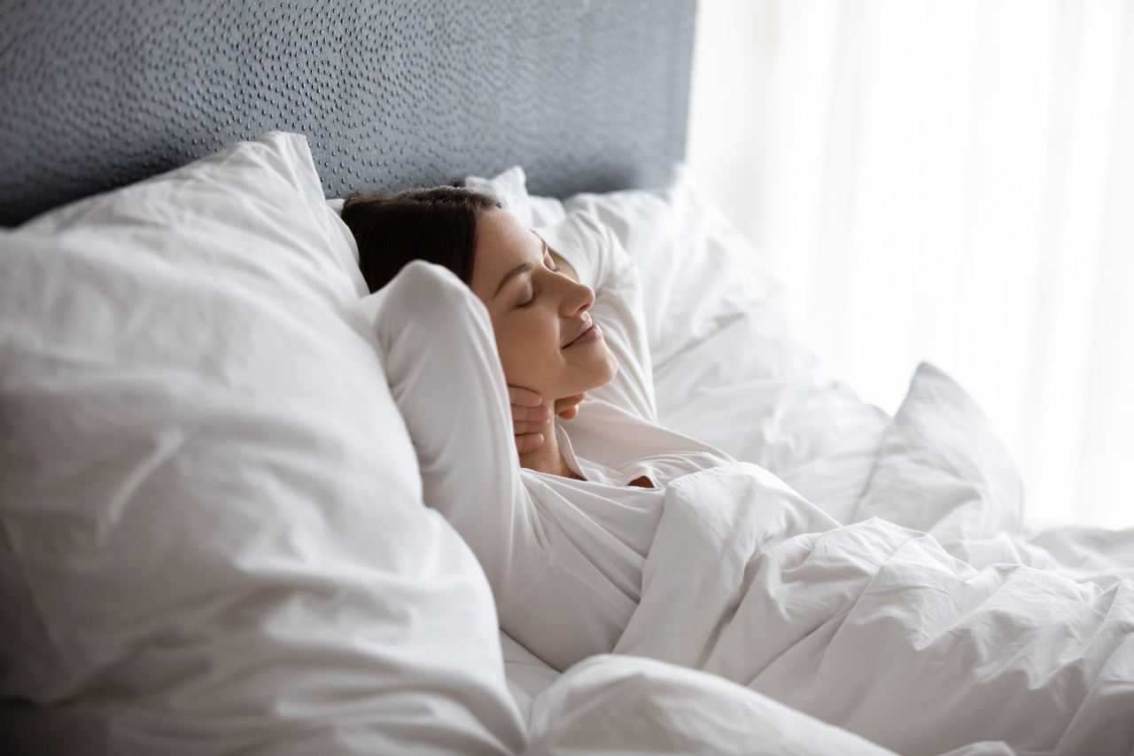 Come dormire con il mal di schiena: le posizioni ideali per un buon riposo