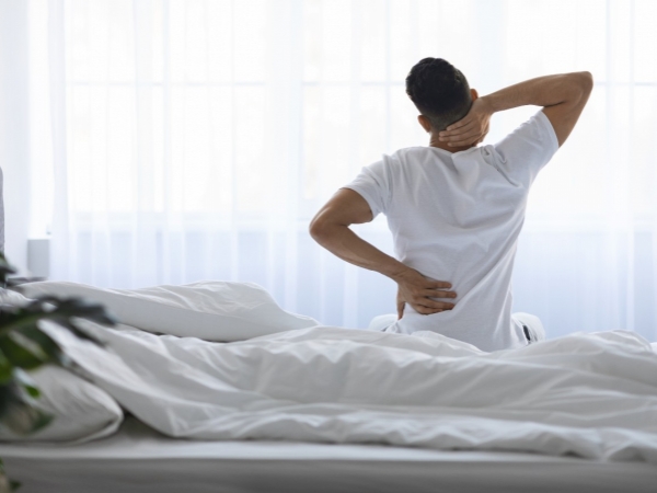 Come dormire con il mal di schiena: le posizioni ideali per un buon riposo